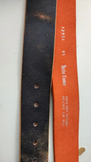 Cinturón de piel negro y naranja