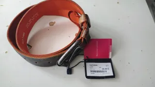 Cinturón de piel negro y naranja