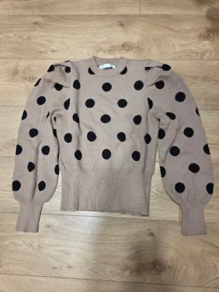 Jersey de punto con lunares negros