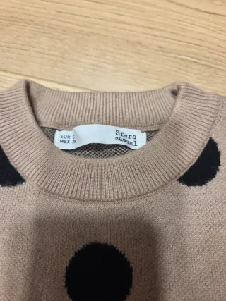 Jersey de punto con lunares negros