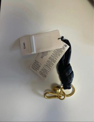 Llavero Mango negro y dorado con etiqueta