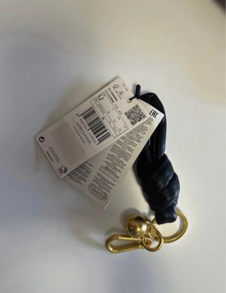 Llavero Mango negro y dorado con etiqueta