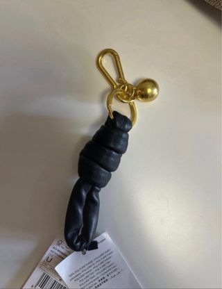 Llavero Mango negro y dorado con etiqueta