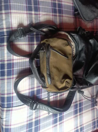 Mochila de piel negra y verde