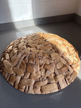 Frutero de mimbre y madera