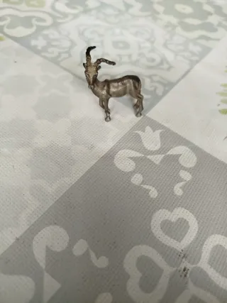 Figura cabra plata 800