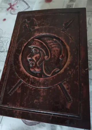 Caja antigua de madera con relieve