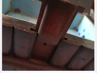 Caja antigua de madera con relieve