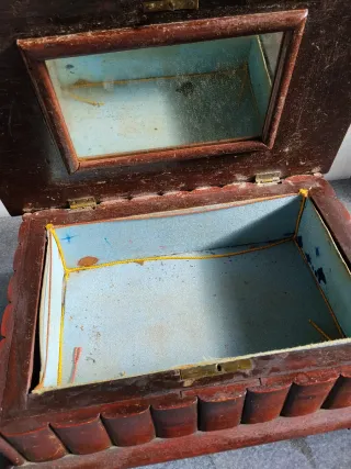 Caja antigua de madera con relieve