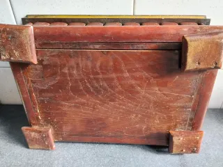 Caja antigua de madera con relieve