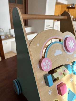 Andador infantil madera arcoíris