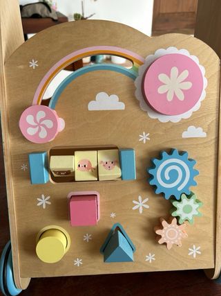 Andador infantil madera arcoíris