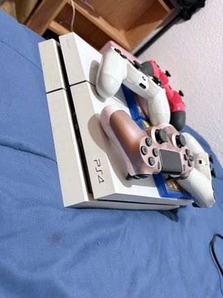 Ps4 Slim 1TB + 2 Juegos + 4 Mandos
