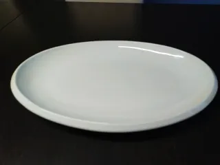 Fuente de porcelana blanca