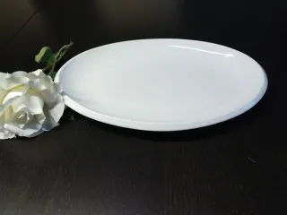 Fuente de porcelana blanca