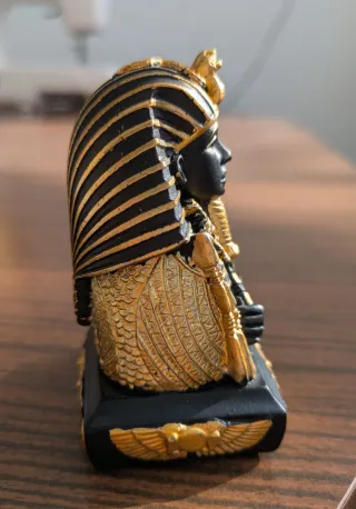 Réplica figura egipcia, custodiaba a Tutankamon