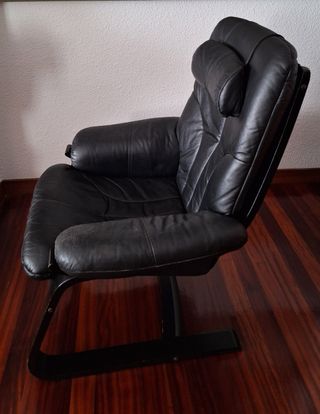 Sillón polipiel negro con reposapiés