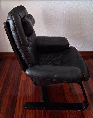 Sillón polipiel negro con reposapiés