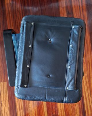 Sillón polipiel negro con reposapiés