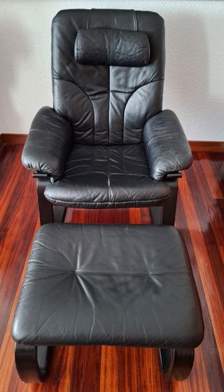 Sillón polipiel negro con reposapiés