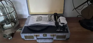 Tocadiscos Portátil Beige y Gris