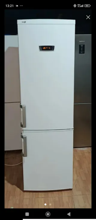 Frigorífico blanco con pantalla