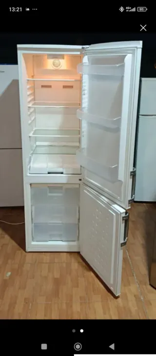 Frigorífico blanco con pantalla