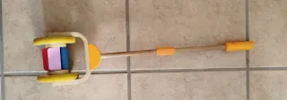 Juguete de arrastre de madera.