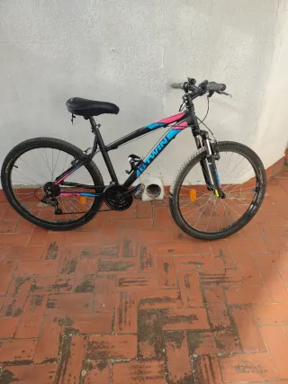 Bicicleta Btwin Negra y fucsia con detalles