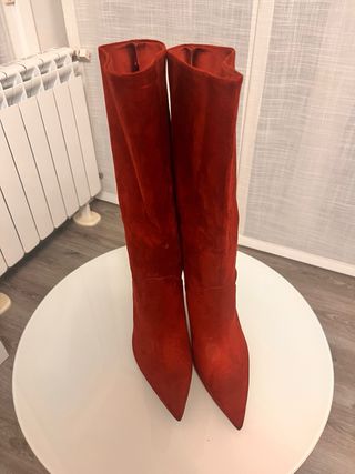 Botas de tacón de ante color burdeos