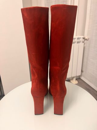 Botas de tacón de ante color burdeos