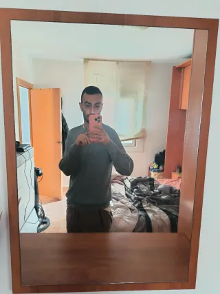 Cómoda de madera con espejo