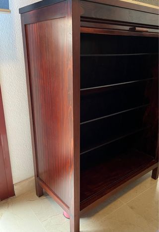 Mueble de madera con persiana.