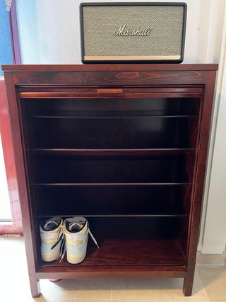 Mueble de madera con persiana.