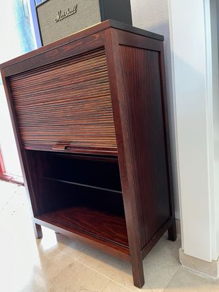 Mueble de madera con persiana.