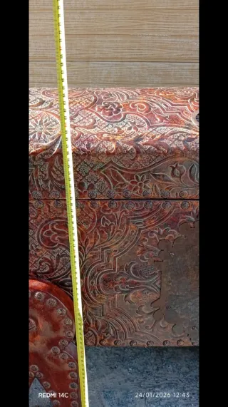 Arca antigua de Marrakech con cuero