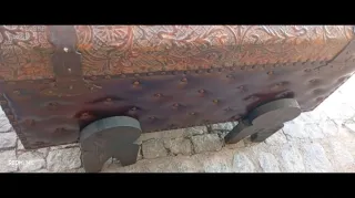 Arca antigua de Marrakech con cuero