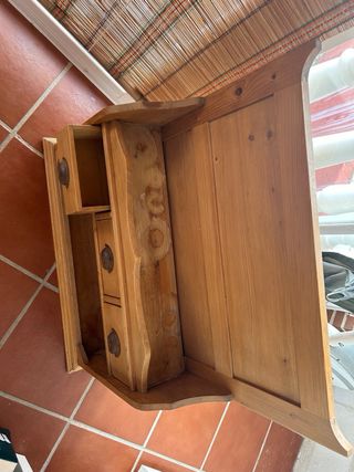 Estantería de madera de pino macizo con cajones.