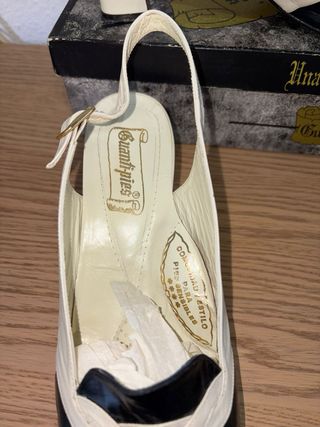 Zapatos de tacón slingback bicolor