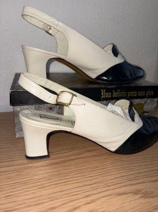Zapatos de tacón slingback bicolor