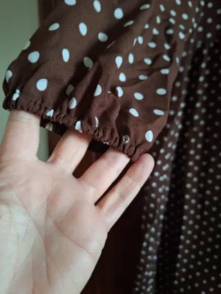 Vestido marrón con lunares blancos