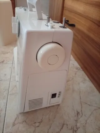 Máquina de coser blanca casi nueva