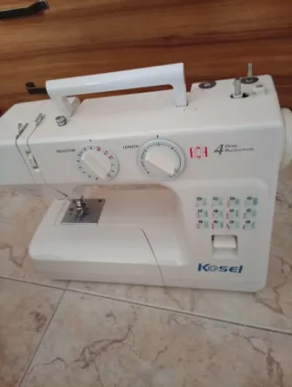 Máquina de coser blanca casi nueva