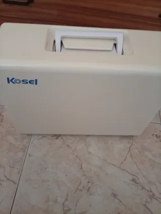 Máquina de coser blanca casi nueva