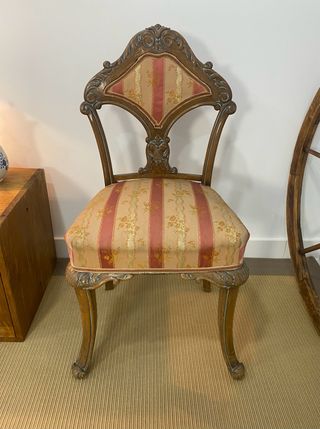 Antigua silla de madera tallada estilo Luis XV