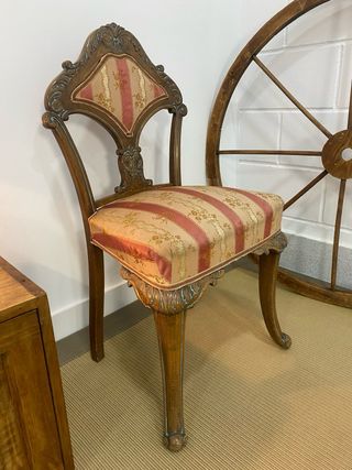 Antigua silla de madera tallada estilo Luis XV