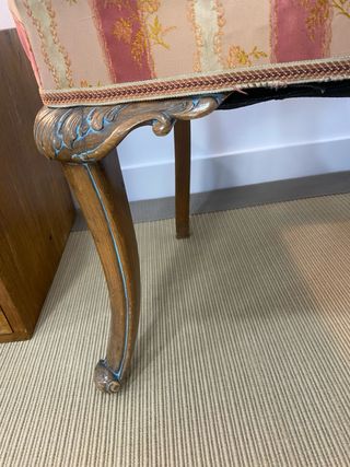 Antigua silla de madera tallada estilo Luis XV