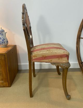 Antigua silla de madera tallada estilo Luis XV