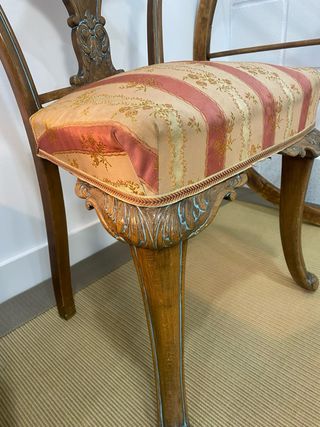 Antigua silla de madera tallada estilo Luis XV