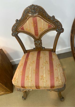 Antigua silla de madera tallada estilo Luis XV